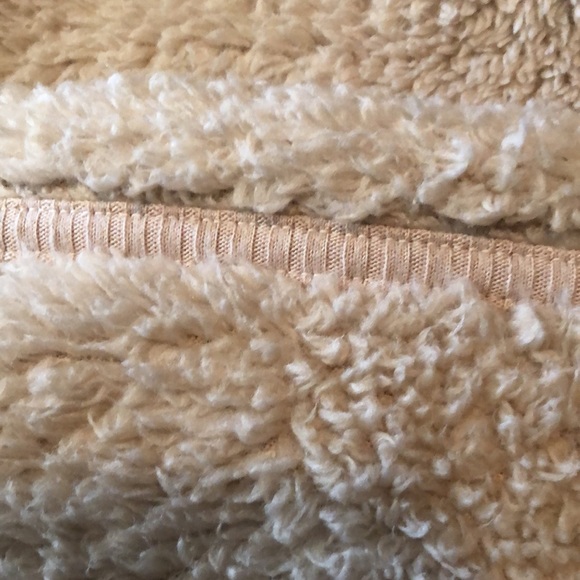 Cozy, snuggly Koolaburra by Ugg teddy hoodie. Two pockets. Super cute. - Picture 6 of 8